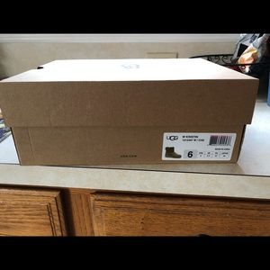 Women’s uggs size 6